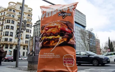 Burger King y Doritos celebran su colaboración con una bolsa gigante
